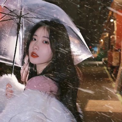 背后的她,眼前的我